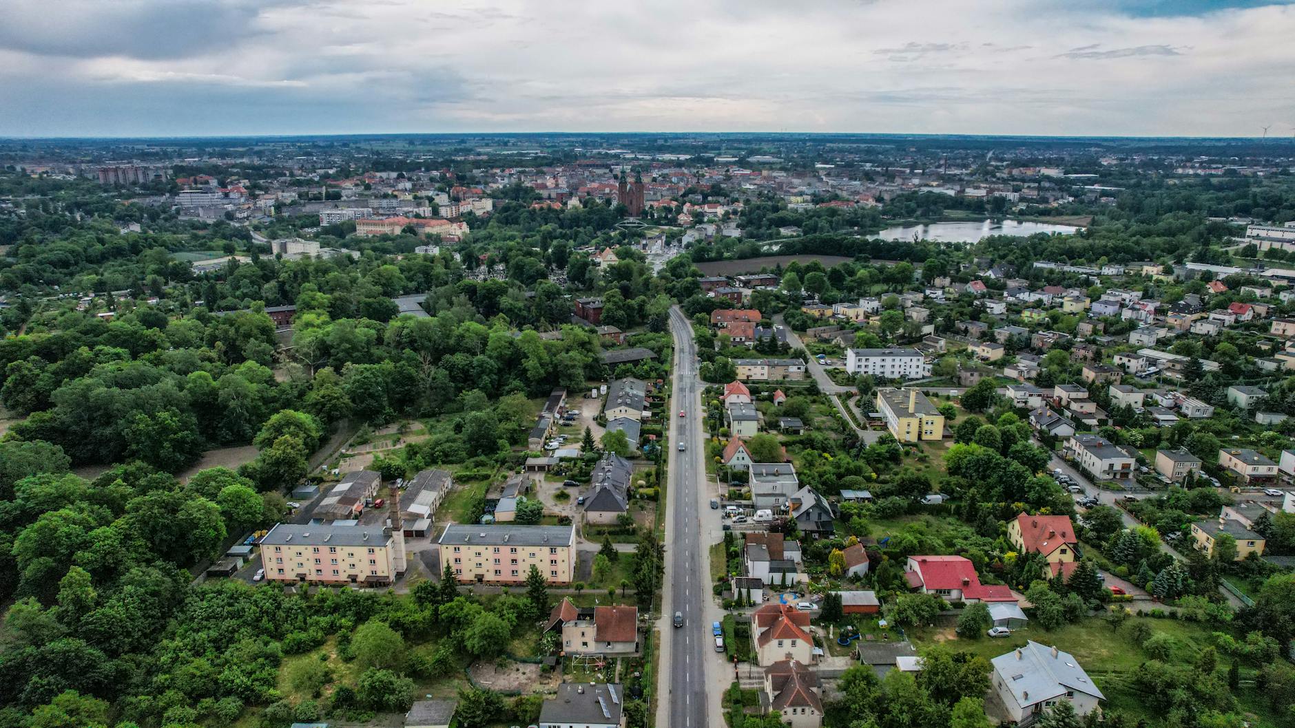 Centrum Ostrołęki z infrastrukturą handlową – symbol transformacji i debaty o przyszłości miasta pomiędzy mieszkańcami