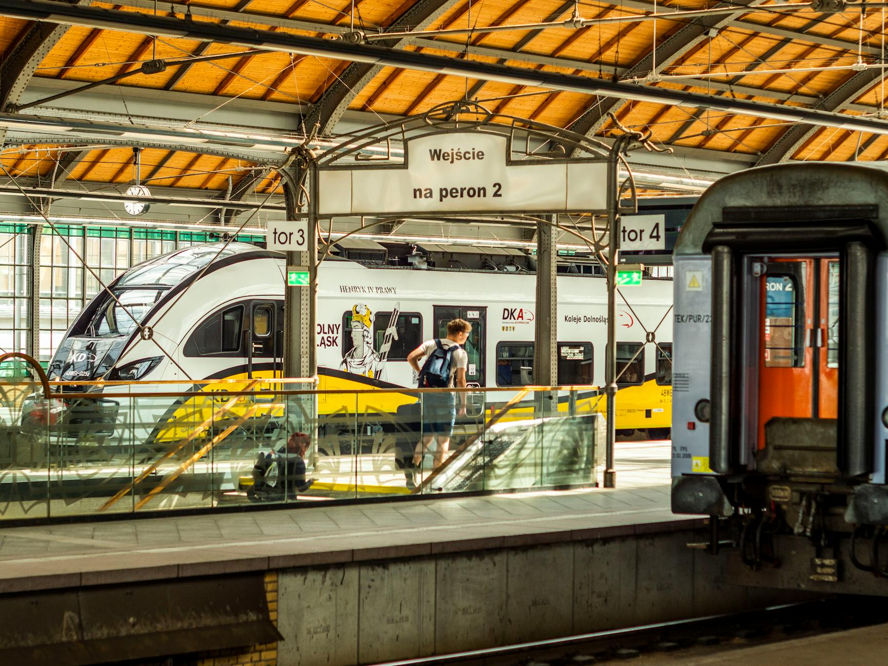 Logo miasta Ostrołęka z informacją o przyznanych dotacjach na kulturę fizyczną